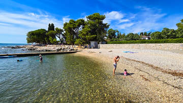Zambratija - oblázková pláž Villa Rosetta, Istrie, Chorvatsko 