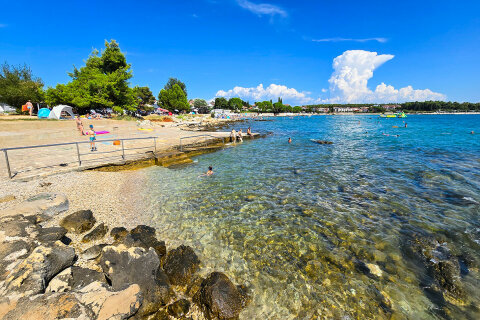 Zambratija - oblázková pláž Villa Rosetta, Istrie, Chorvatsko 