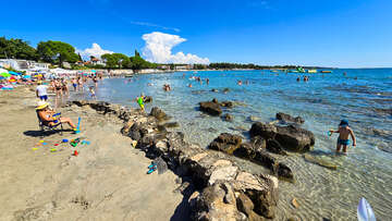 Zambratija - písečná pláž, Istrie, Chorvatsko 