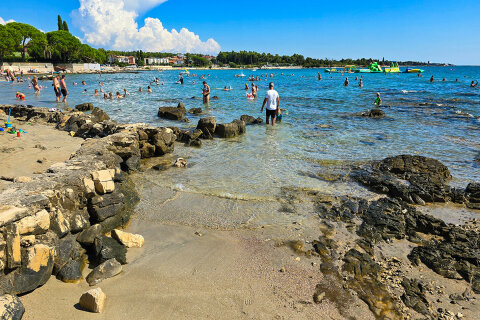 Zambratija - písečná pláž, Istrie, Chorvatsko 