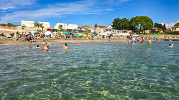 Zambratija - písečná pláž, Istrie, Chorvatsko 