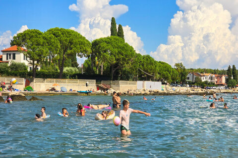 Zambratija - písečná pláž, Istrie, Chorvatsko 