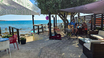 Bar Amante s živou hudbou u písečné pláže, Zambratija, Istrie, Chorvatsko