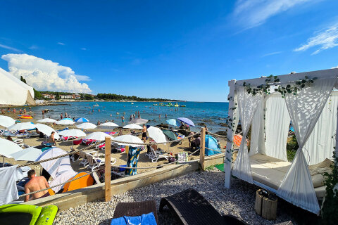 Písečná pláž Zambratija - pohled od plážového baru Amante, Istrie, Chorvatsko 