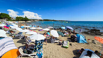 Zambratija - písečná pláž, Istrie, Chorvatsko 