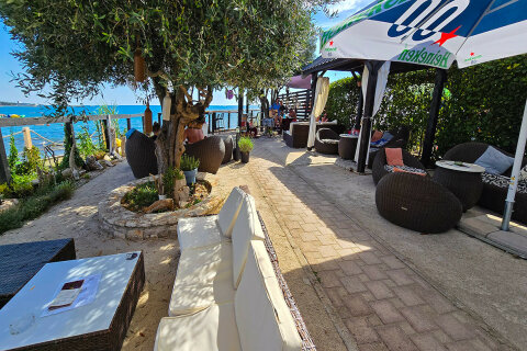 Bar Amante u písečné pláže, Zambratija, Istrie, Chorvatsko