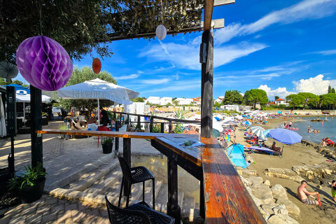 Pohled na písečnou pláž z baru Amante, Zambratija, Istrie, Chorvatsko