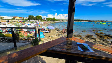 Pohled na písečnou pláž z baru Amante, Zambratija, Istrie, Chorvatsko