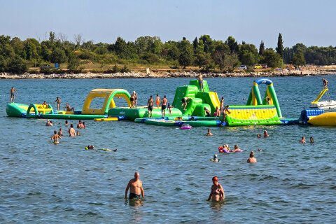 Nafukovací aquapark u písečné pláže, Zambratija, Istrie, Chorvatsko