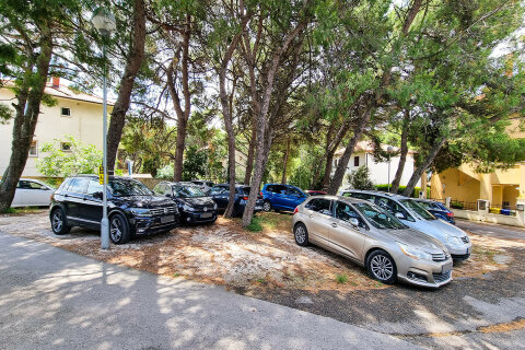 Apartmány Zelenika - parkoviště před domem, Pula, Istrie, Chorvatsko