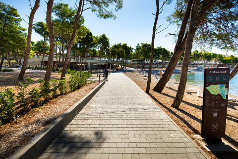 Avalona Camping Resort - promenáda, Povljana, ostrov Pag, Chorvatsko