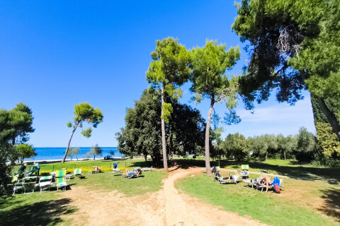 Hotel Donat*** - lehátka pro hosty mezi hotelem a pláží, Zadar, Chorvatsko