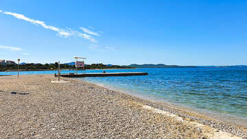 Hotel Donat*** - oblázková pláž před hotelem, Zadar, Chorvatsko