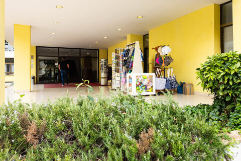 Hotel Donat*** - stánek s plážovými potřebami u vstupu do hotelu, Zadar, Chorvatsko
