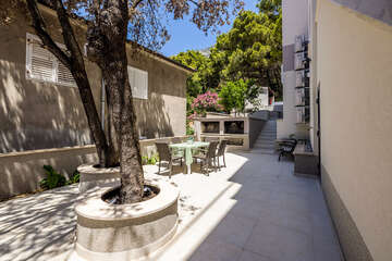 Apartmány Jutrenka - gril a posezení mezi domy, Dingač-Borak, Pelješac, Chorvatsko