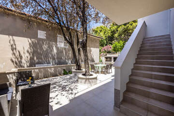 Apartmány Jutrenka - gril a posezení mezi domy, Dingač-Borak, Pelješac, Chorvatsko