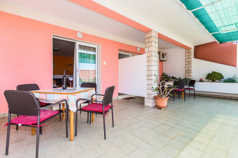 Apartmány Marijeta - zleva doprava: terasa apartmánu A a terasa studia S, Podgora-Čaklje, Chorvatsko