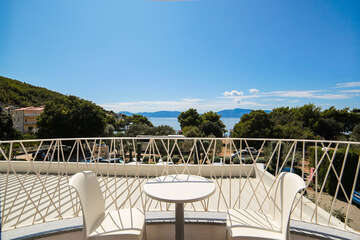 Příklad rodinného pokoje pro 5 osob s výhledem na moře, Hotel Srečko, Drvenik, Makarská riviéra, Chorvatsko