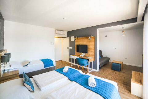 Příklad rodinného pokoje pro 5 osob s výhledem na moře, Hotel Srečko, Drvenik, Makarská riviéra, Chorvatsko