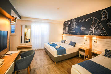 Příklad rodinného pokoje pro 5 osob s výhledem na moře, Hotel Srečko, Drvenik, Makarská riviéra, Chorvatsko