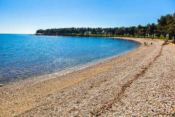 Novigrad - oblázková pláž, Istrie, Chorvatsko