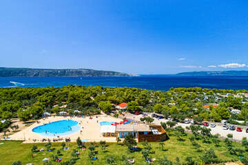 Resort Kovačine - pohled z dronu na bazény, Cres, ostrov Cres, Chorvatsko