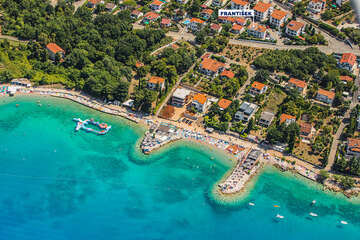 Apartmány František - letecký pohled, Njivice, ostrov Krk, Chorvatsko