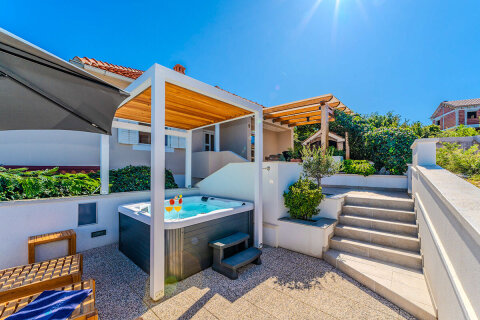 Prázdninový dům Riva - vířivka na terase, Mali Iž, ostrov Iž, Chorvatsko