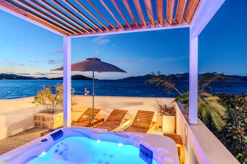 Prázdninový dům Riva - vířivka na terase, Mali Iž, ostrov Iž, Chorvatsko