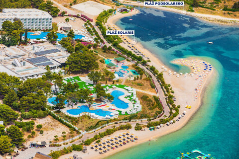 Šibenik - letecký pohled na pláže Solaris a Podsolarsko, Chorvatsko