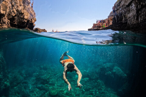 Šnorchlování u jeskyně Galubova špilja, výlet na kajacích, Pula, Istrie, Chorvatsko