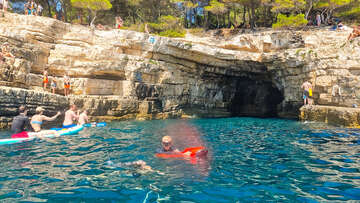 Mořská jeskyně Golubova špilja, výlet na kajacích, Pula, Istrie, Chorvatsko