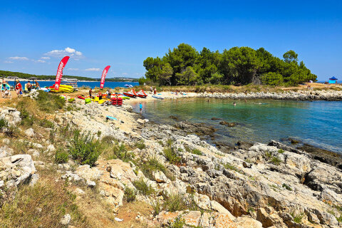 Zátoka Škokovica - škola windsurfingu, poloostrov Kamenjak, Chorvatsko Istrie