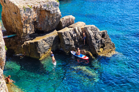 Zátoka Velika Kolumbarica, poloostrov Kamenjak, Chorvatsko Istrie