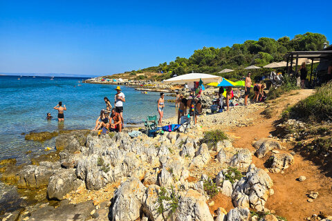 Pláž Franina s plážovým barem, poloostrov Kamenjak, Chorvatsko Istrie