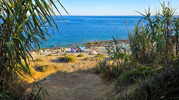 Pohled na zátoku Mala Kolumbarica od Safari Baru, poloostrov Kamenjak, Chorvatsko Istrie