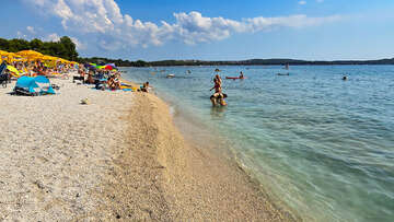 Fažana - pláž v resortu BiVillage, Istrie, Chorvatsko