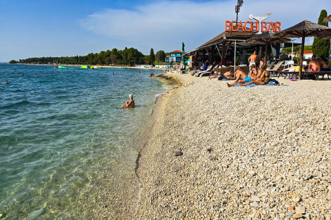 Fažana - oblázková pláž Stara Fažana v centru, Istrie, Chorvatsko