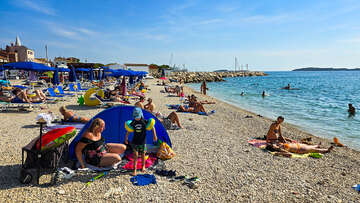 Fažana - oblázková pláž Stara Fažana v centru, Istrie, Chorvatsko