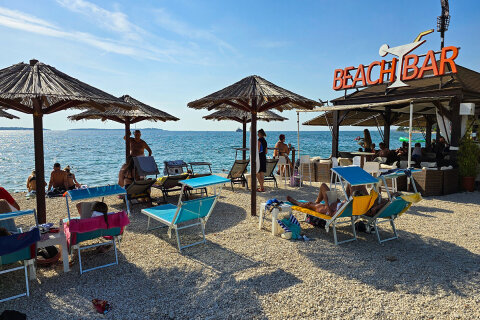 Fažana - oblázková pláž Stara Fažana v centru, Istrie, Chorvatsko