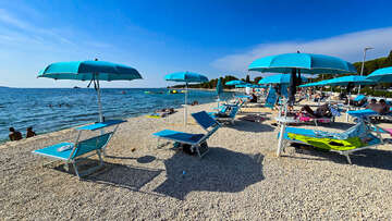 Fažana - oblázková pláž Stara Fažana v centru, Istrie, Chorvatsko