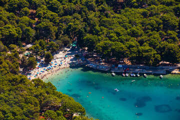 Pláž v kempu Čikat, ostrov Lošinj, Chorvatsko