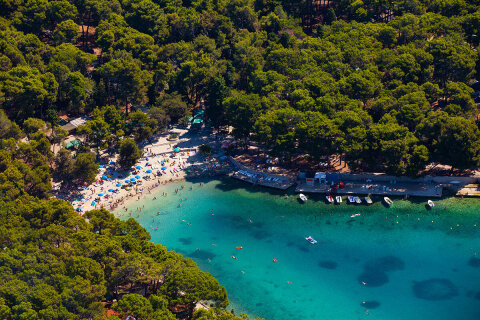 Pláž v kempu Čikat, Mali Lošinj, ostrov Lošinj, Chorvatsko