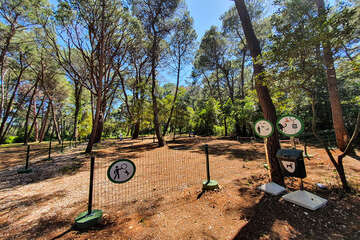 Čikat Resort*** - výběh pro psy, Mali Lošinj, ostrov Lošinj, Chorvatsko