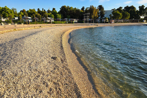 Zadar - oblázková pláž před resortem Falkensteiner Premium Camping Zadar, Zadarská riviéra, Chorvatsko