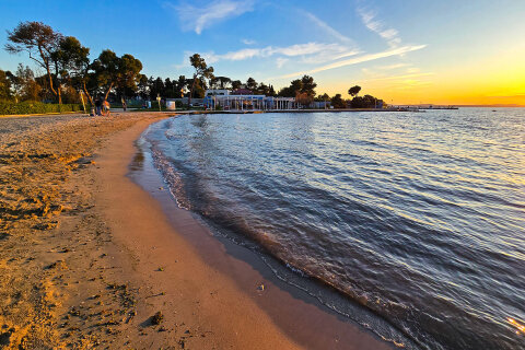 Zadar - písečná pláž v části Borik, Chorvatsko