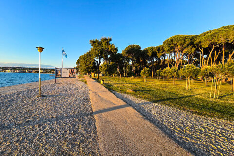 Zadar - promenáda v části Borik, Chorvatsko