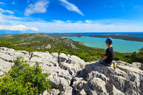 Vranské jezero - pohled z vyhlídky Kamenjak, Zadarská riviéra, Chorvatsko