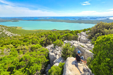 Vranské jezero - pohled z vyhlídky Kamenjak, Zadarská riviéra, Chorvatsko