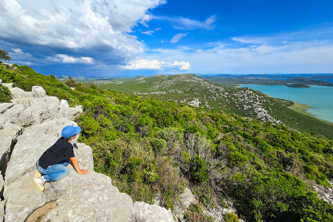 Vranské jezero - pohled z vyhlídky Kamenjak, Zadarská riviéra, Chorvatsko